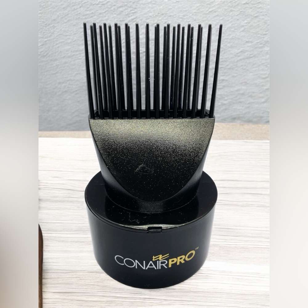 Hairdryer attachment head